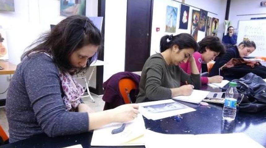 Karikat&uuml;r Tutkunları Karikat&uuml;r &Ccedil;izmeyi &Ouml;ğreniyor