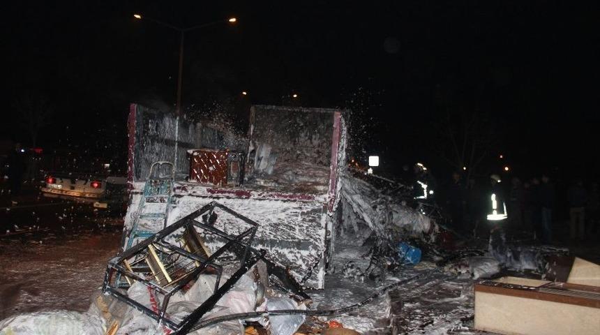 Ev Eşyası Y&uuml;kl&uuml; Kamyon Alev Alev Yandı
