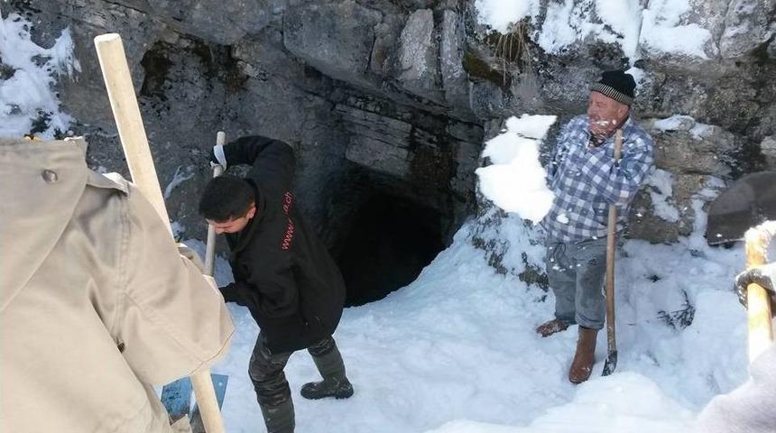 Derebucak&rsquo;ta Dağların Delikleri, Karla Dolduruluyor