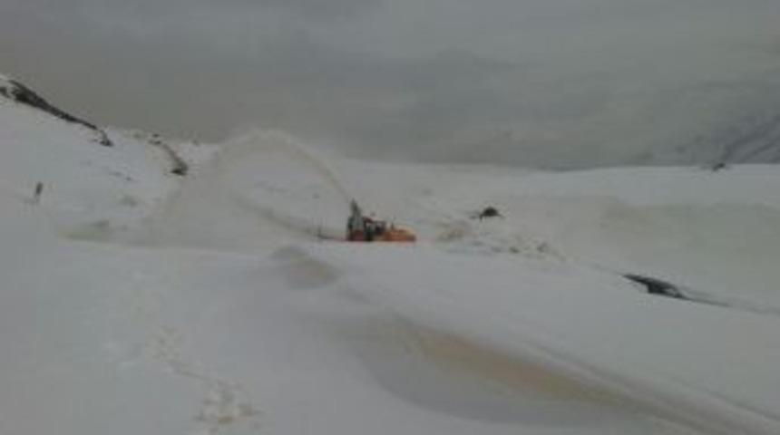 Hakkari&rsquo;de 3 K&ouml;y İle 13 Mezra Yolu Ulaşıma Kapandı