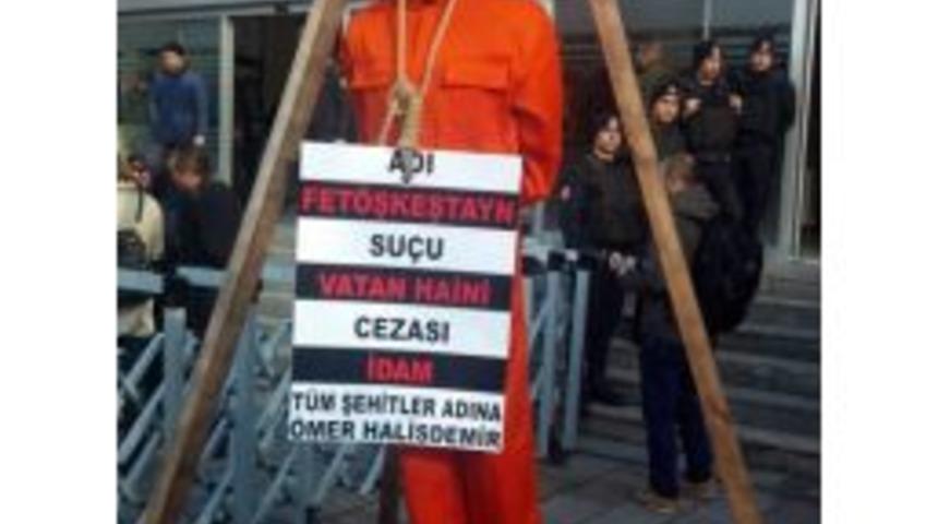 &Ouml;mer Halisdemir Davası &Ouml;ncesi "darağa&ccedil;lı" Eylem