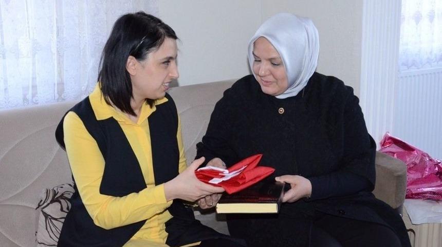 Keşir&rsquo;den Şehit Ailelerine T&uuml;rk Bayrağı Ve Kur&rsquo;an-ı Kerim