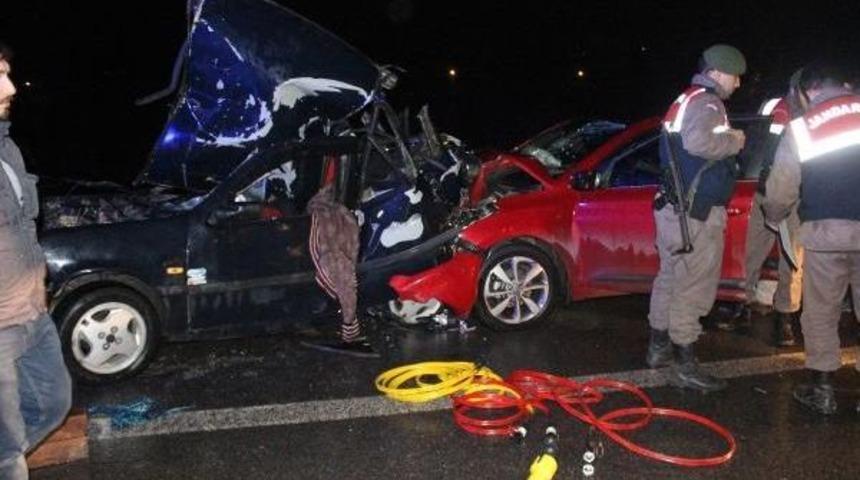 Otomobil, Emniyet Şeridinde Duran Otomobile &Ccedil;arptı: 8 Yaralı