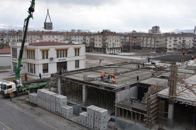 Başkan Çolakbayrakdar, Yeni Nesil Pazar Yerinin İnşaatını İnceledi