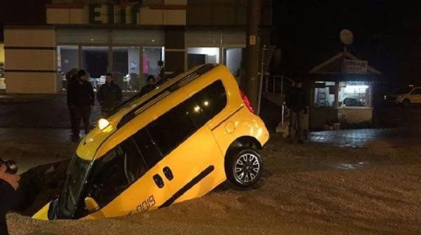 Taksi, Yolda Oluşan &Ccedil;ukura D&uuml;şt&uuml;