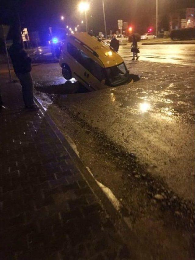 Taksi, Yolda Oluşan Çukura Düştü