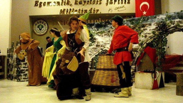 Sarıgöllü Çocuklar ’robin Hood’ İle Gülme Krizine Girdi