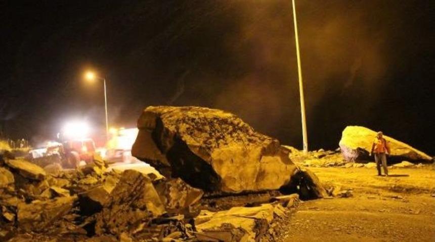 Hakkari'de Yola Dev Kayalar D&uuml;şt&uuml;