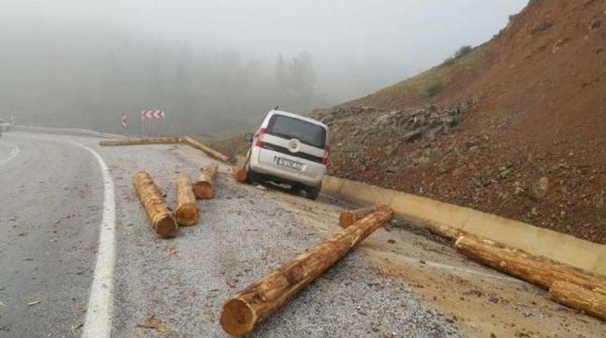 Tır Ile Iş&ccedil;i Servisi &Ccedil;arpıştı: 2 &Ouml;l&uuml;, 24 Yaralı