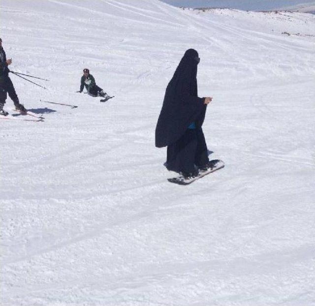 Suriyeli Kadından Erciyes’Te Snowboard