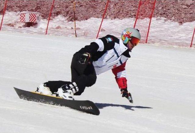 Suriyeli Kadından Erciyes’Te Snowboard