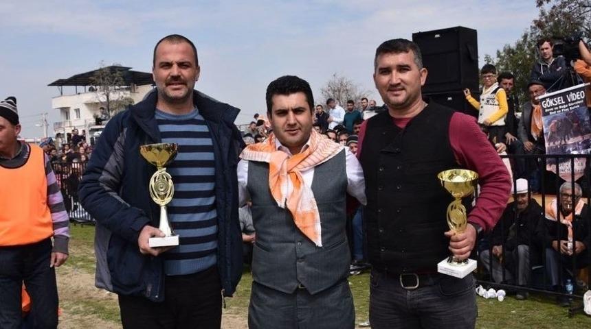 Kemalpaşa&rsquo;da Nefes Kesen Deve G&uuml;reşleri