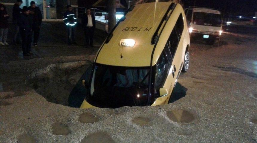 Ticari Taksi Yağmur Nedeniyle Meydana Gelen G&ouml;c&uuml;ğe D&uuml;şt&uuml;