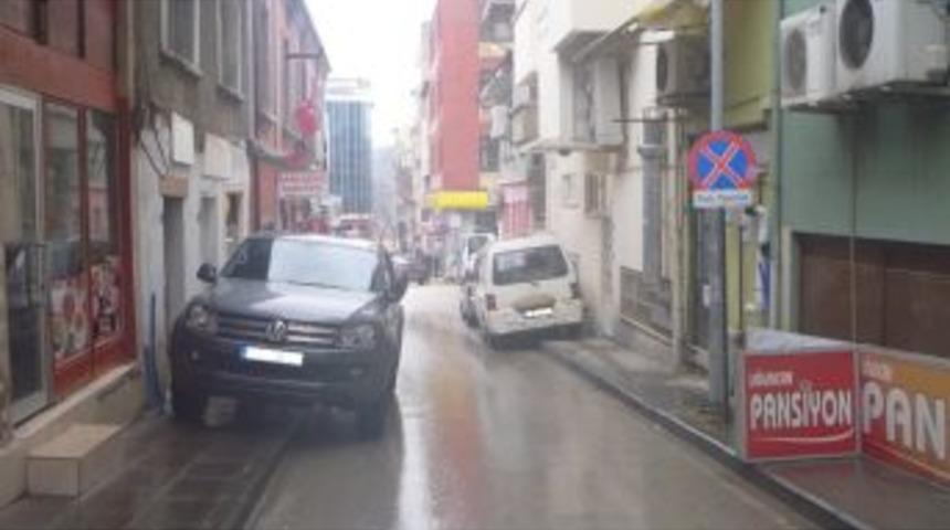 Yasak Tabelasına Rağmen Ara&ccedil;lar Dar Sokaklarda Park Ediyor