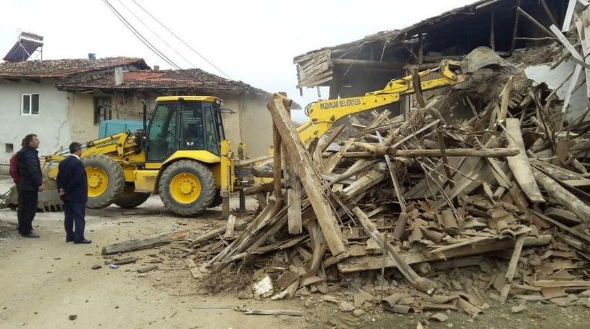 Pazarlar’da Metruk Binaların Yıkımına Devam Ediliyor