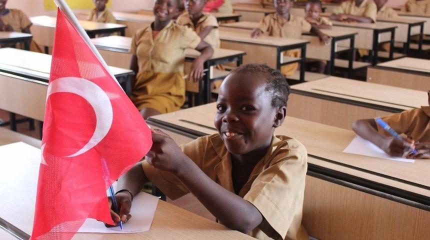 Kamerun&rsquo;da Kardeş Belediyenin Okuluna Tika&rsquo;dan Destek