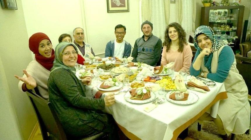 Erzurum Ve Ehram Endonezya Televizyonunda