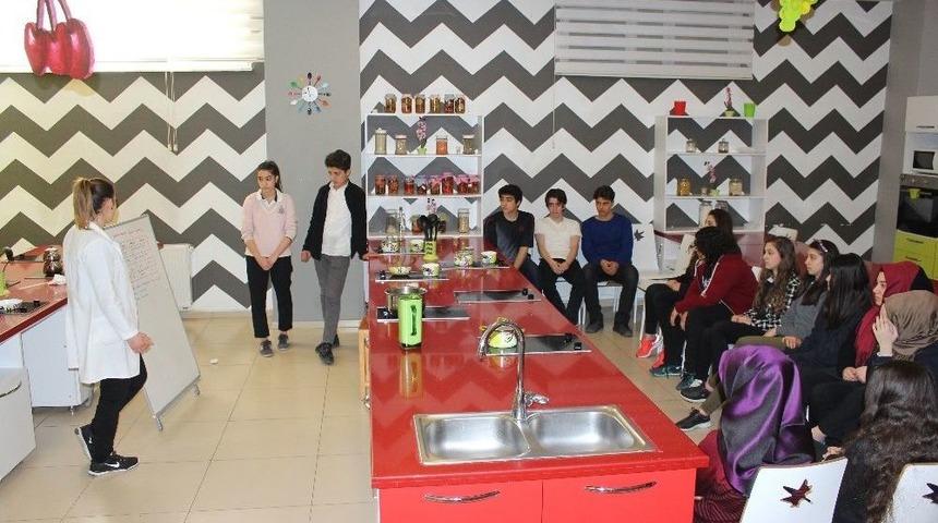 &Ouml;ğrencilere &Uuml;z&uuml;m Hoşafı Dağıtıldı