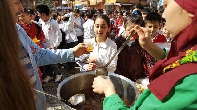 Çanakkale Programı Sonrasında Öğrencilere Üzüm Hoşafı Ve Ekmek Dağıtıldı