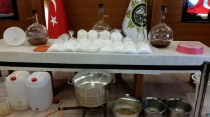 Polisten Uyuşturucu &Ccedil;etesine Darbe