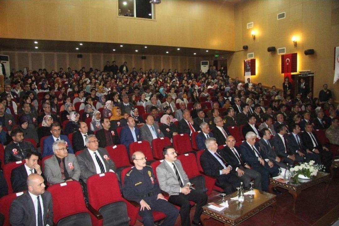 Lise &Ouml;ğrencilerinin &Ccedil;anakkale Şehitlerini Anma Etkinliğinde