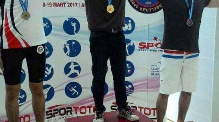 İşitme Engelli Y&uuml;z&uuml;c&uuml; 4 Dalda &Ouml;d&uuml;l Aldı