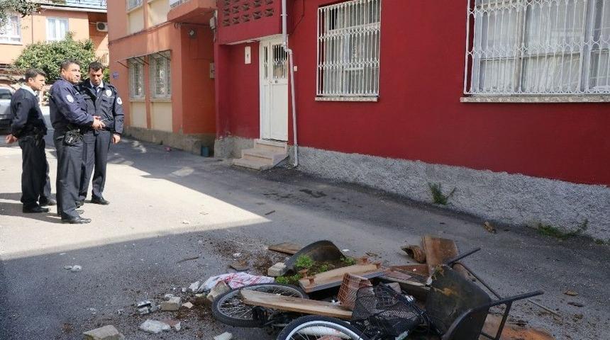 Ağabeyi İle Kavga Edip Kendini Eve Kilitleyen Kişiyi Polis İkna Etti