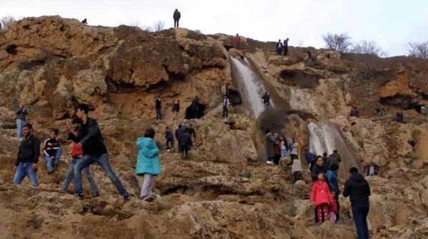 Derik'teki Gap Şelalesi Iki Yıl Sonra Yeniden Akmaya Başladı