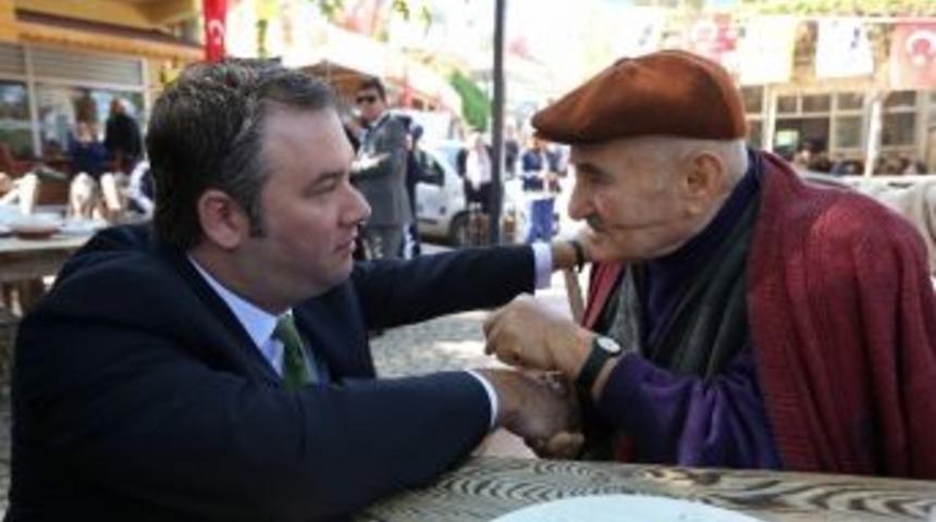 Buca Belediyesinden 65 Yaş &Uuml;st&uuml; Vatandaşlara &rsquo;&ccedil;ay&rsquo; Jesti