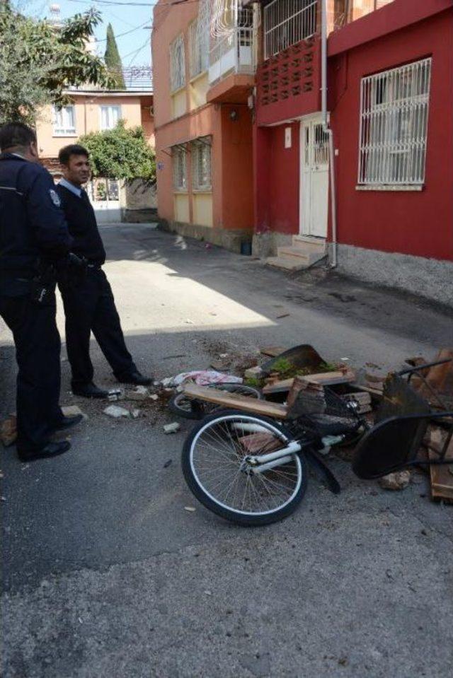 Kendine Zarar Veren Genci, Itfaiye Merdiveniyle Eve Giren Polis Ikna Etti