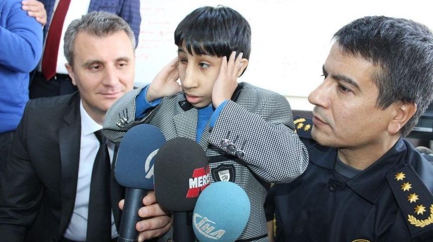Down Sendromlu &Ccedil;ocuklar Polis Telsizinden Anons Yapıp Ezan Okudu