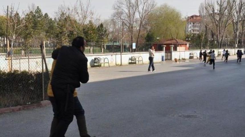 G&ouml;rev Yeri Değiştirilen Hizmetli Kadın, Zorla Okula Girmeye Kalktı