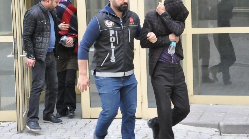 V&uuml;cuduna 400 Bin Liralık Uyuşturucu Saran Kadın Polisten Ka&ccedil;madı