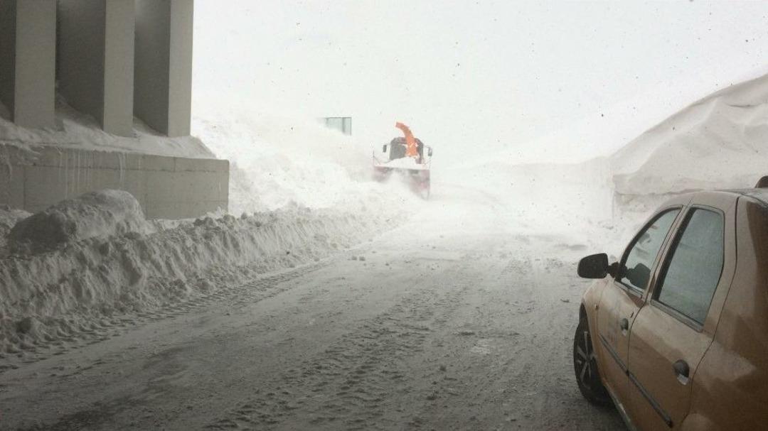 Van Bah&ccedil;esaray Yolunda Karla M&uuml;cadele &Ccedil;alışmaları Başladı