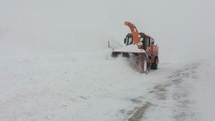 Van Bahçesaray Yolunda Karla Mücadele Çalışmaları Başladı G3