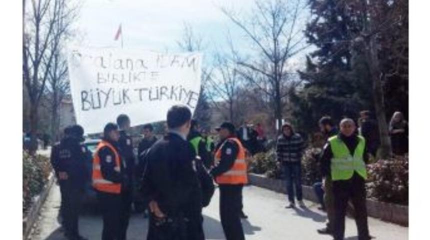 Ankara &Uuml;niversitesinde &ldquo;&ouml;calan&rsquo;a İdam&rdquo; Pankartı Asan &Ouml;ğrencilere Karşıt G&ouml;r&uuml;şl&uuml; &Ouml;ğrenciler Saldırdı
