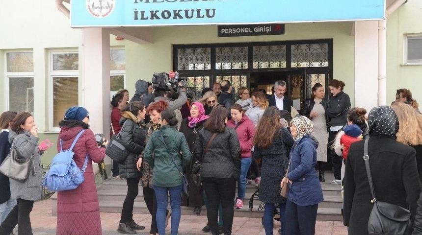 Veliler Okul Önünde Toplanıp Müdürü İstifaya Çağırdı
