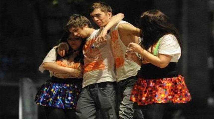 İngiliz gen&ccedil;ler eğlencenin dozunu ka&ccedil;ırdı