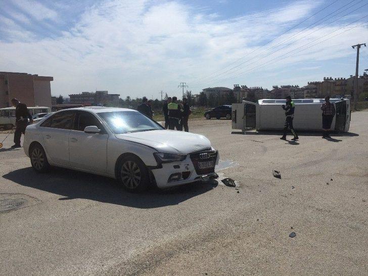 Manavgat’ta Otomobil İle Minibüs Çarpıştı: 4 Yaralı