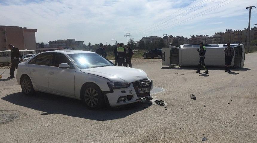 Manavgat&rsquo;ta Otomobil İle Minib&uuml;s &Ccedil;arpıştı: 4 Yaralı