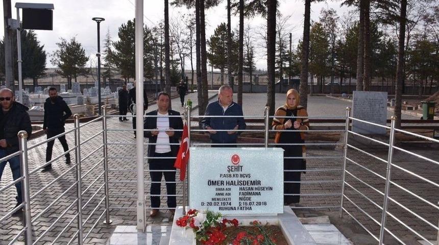 Başkan Şehit Halisdemir&rsquo;in Kabrini Ziyaret Etti