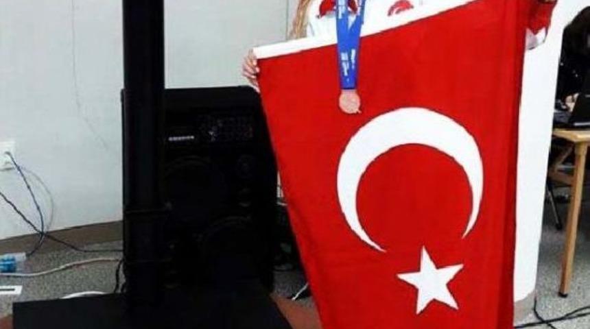 D&uuml;nya Masterler Şampiyonası'nda İzmirli Atletten Bronz Madalya
