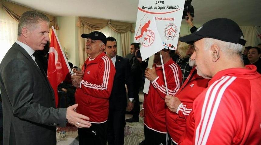 Vali G&uuml;l&rsquo;den Huzurevine Ziyaret