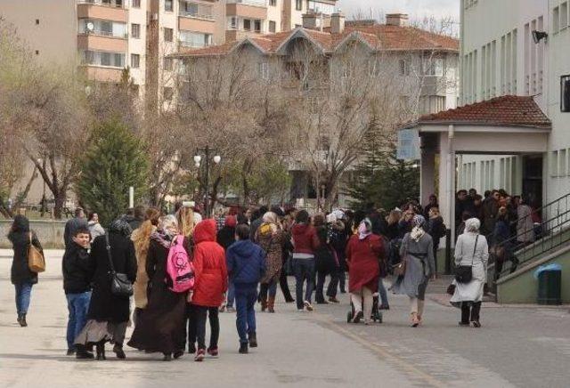 Görev Yeri Değiştirilen Hizmetli Kadın, Zorla Okula Girmeye Kalktı (2)