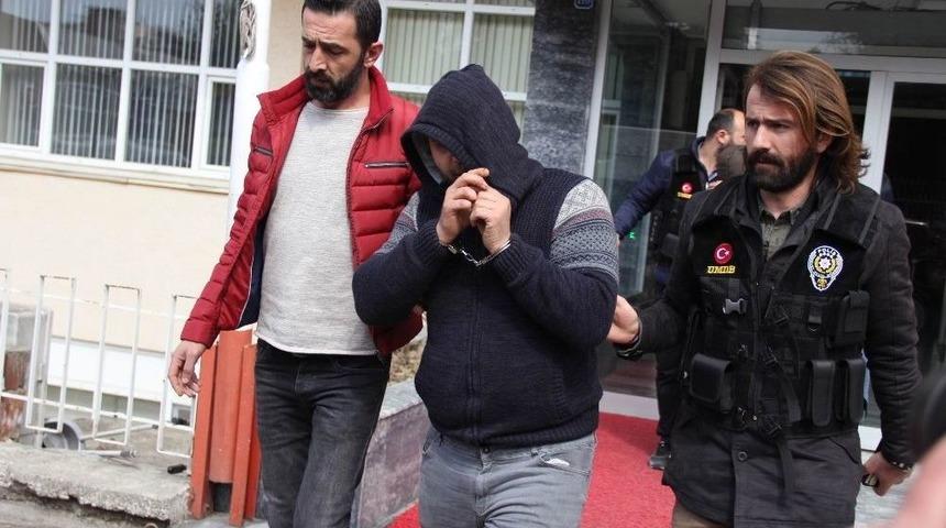 Polisten Ka&ccedil;an Ara&ccedil;ta Uyuşturucu &Ccedil;ıktı: 2 G&ouml;zaltı