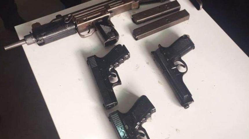 İzmir’de 3 Terörist Suikast Silahıyla Yakalandı