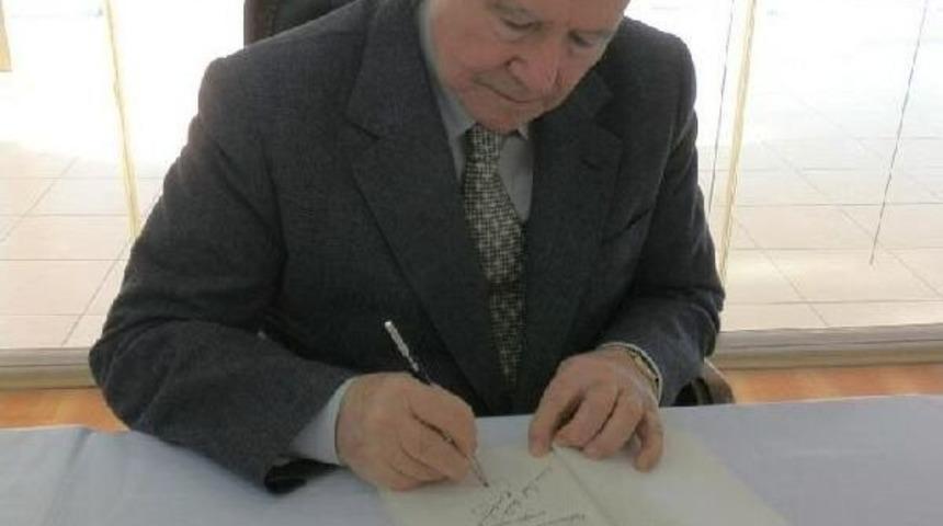 Emekli Orgeneral Ayta&ccedil; Yalman, Fo&ccedil;a'da Kitabını Imzaladı