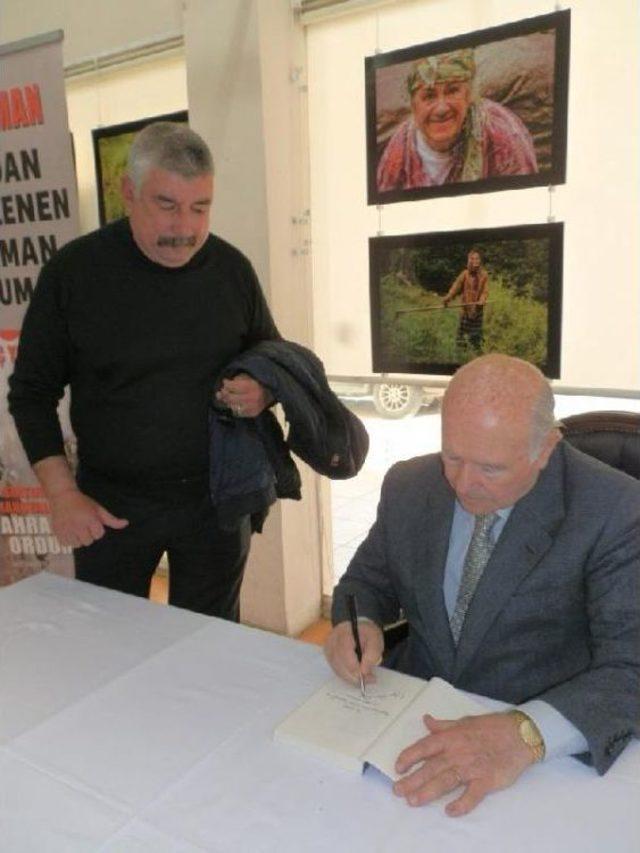 Emekli Orgeneral Aytaç Yalman, Foça'da Kitabını Imzaladı