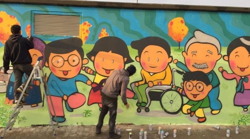 &Uuml;niversite &Ouml;ğrencileri Sokak Duvarlarını Renklendirdi