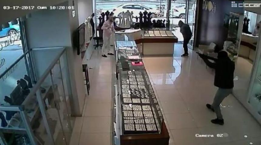 Kuyumcu Soygununda Ayakları Al&ccedil;ılı Zanlıyı Polis Taşıdı